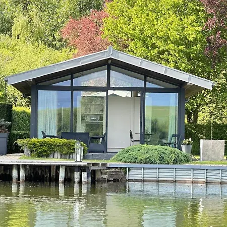La Perle Verte, En Bord D'etang Chalet