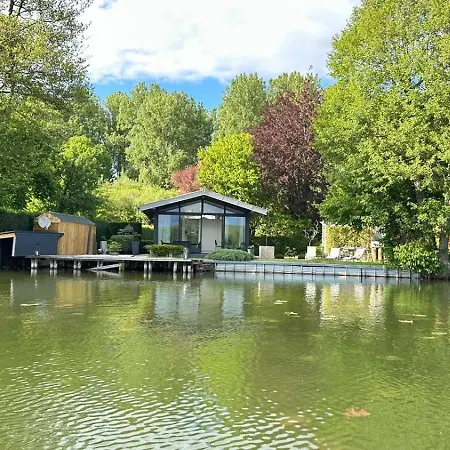 La Perle Verte, En Bord D'etang