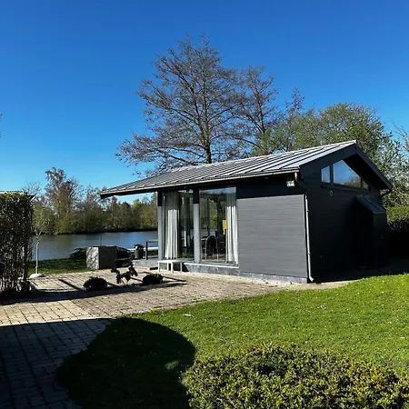 La Perle Verte, En Bord D'etang Chalet