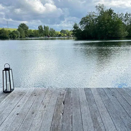 La Perle Verte, En Bord D'etang