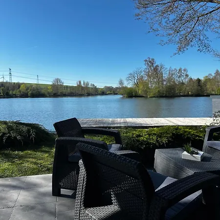 La Perle Verte, En Bord D'etang Chalet *