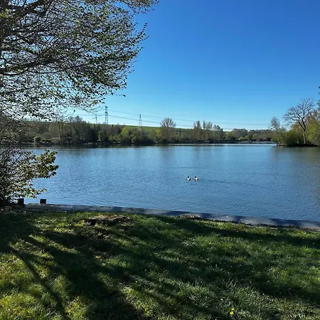 La Perle Verte, En Bord D'etang